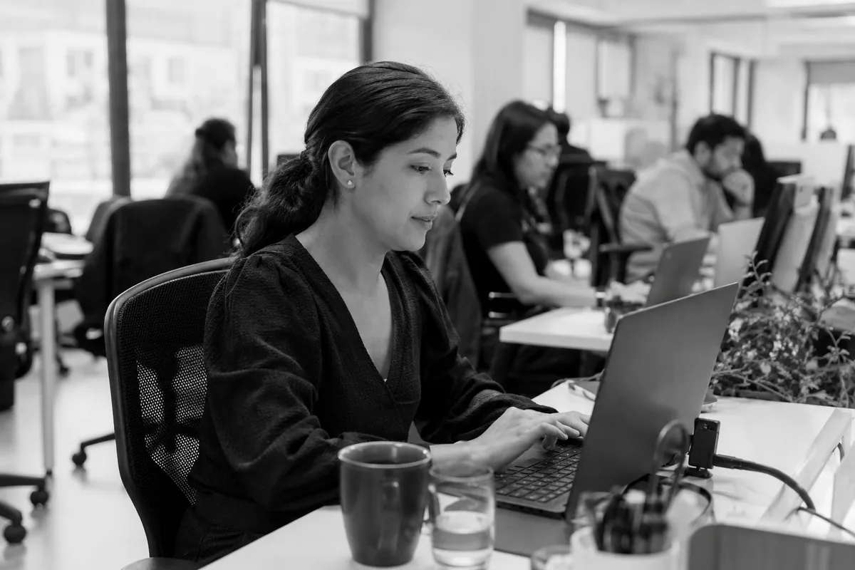 Profesional trabajando con IA en oficina